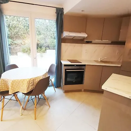 T3 Air-conditioned , Quiet Garden, Parking Apartment *